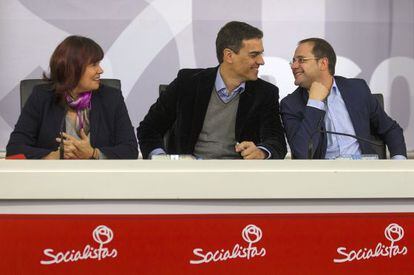 Pedro Sánchez, entre César Luena y Micaela Navarro.