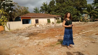 Antônia Melo da Silva, junto a su casa, días antes de que fuese derruida.