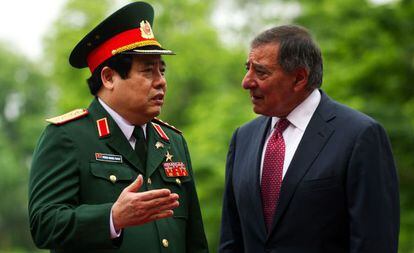 Leon Panetta charla con su homólogo vietnamita Phung Quang Thanh en Hanoi.
