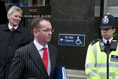 David Chaytor (primero por la izquierda), a su salida del juzgado.