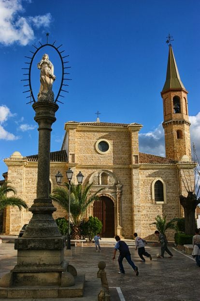 La iglesia de San Juan Bautista, en la plaza de Juan Antonio León García, en Arjona.
