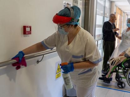 Una trabajadora de una residencia en Cantabria desinfecta las zonas comunes, el pasado junio.