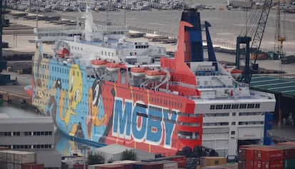 Vaixell amarrat al port de Barcelona per allotjar els policies.