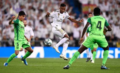 Rodrygo controla la pelota ante Jonathan Silva y Omeruo.