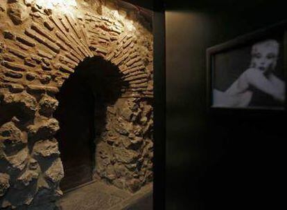 Lienzo y puerta de la muralla situado en el sótano de un restaurante de la plaza de la Ópera.