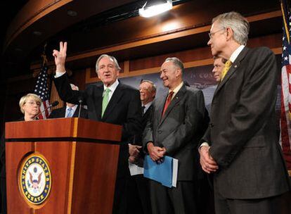 El senador Tom Harkin hace el signo de la victoria en presencia del líder demócrata Harry Reid (derecha).