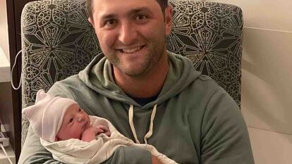 Jon Rahm con su hijo recién nacido en brazos.