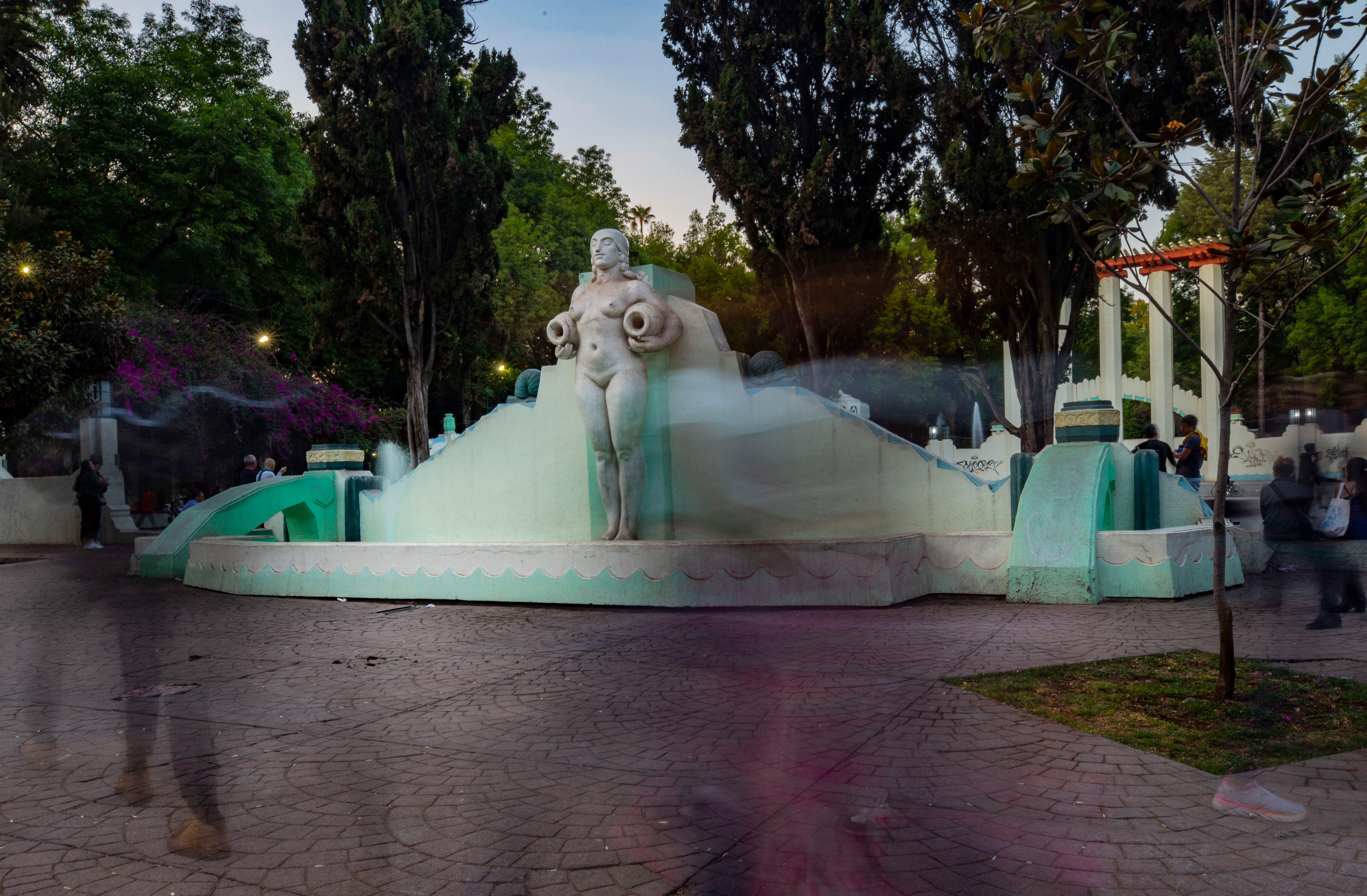 La Fuente de los cántaros en el Parque México, de la Colonia Condesa en la Ciudad de México. La modelo de esta obra del escultor José María Fernández Urbina fue Luz Jiménez.