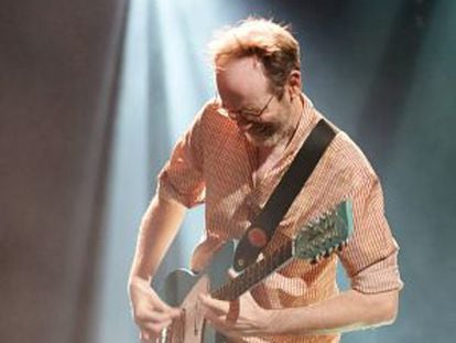 Arto Lindsay actuando en el Moers Festival (Alemania) el 8 de junio. 