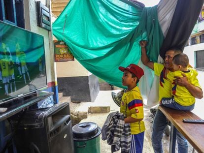 Una familia mira en la televisión un partido de la selección de Colombia, en Medellín, el 28 de junio de 2018.