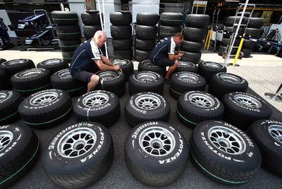 Técnicos de Williams verifican las ruedas