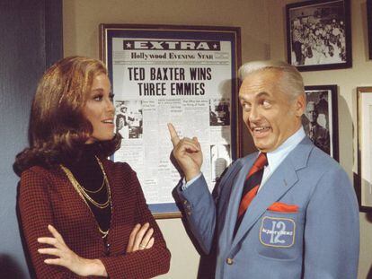 Mary Tyler Moore y Ted Knight en 'The Mary Tyler Moore Show', la revolucionaria telecomedia de los setenta que se reía en gran parte de sus chistes del mundo del periodismo.
