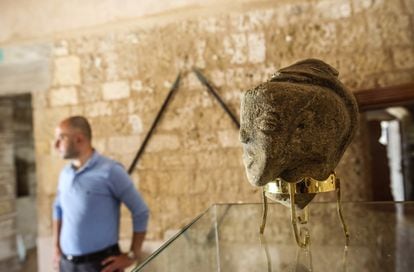 Coronada por una serpiente —símbolo de fortaleza— la deidad encarnaba el amor, la belleza y la fertilidad, pero también la guerra y la conquista. En la imagen, el busto en el museo en el que se conserva tras su hallazgo a finales de abril.