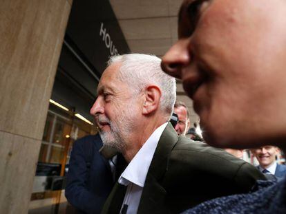 El líder del Partido Laborista, Jeremy Corbyn, entra a la sede londinense de la formación el 4 de septiembre