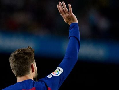 Pique saluda al público del Camp Nou durante un partido con el Barça.