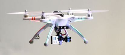 El AR Drone 2.0. se queda suspendido en el aire y se le puede montar una cámara.