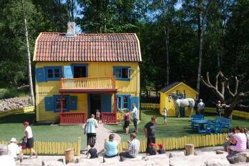 Visitantes en Villa Kunterbunt, en el parque temático de Pippi Calzaslargas, en Gotland (Suecia).