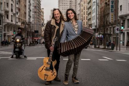 Alejandro y Matías Picciano, del grupo La Porteña Tango, en la Gran Vía de Madrid