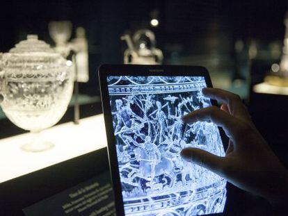 Una de las tabletas proporcionadas por Samsung para la visualizaci&oacute;n de los detalles de las obras de la exposici&oacute;n &#039;El arte transparente. La talla del cristal en el Renacimiento milan&eacute;s&#039; del Museo del Prado.