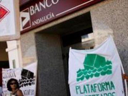 Protestas de la Plataforma de Afectados por la Hipoteca en una sucursal bancaria