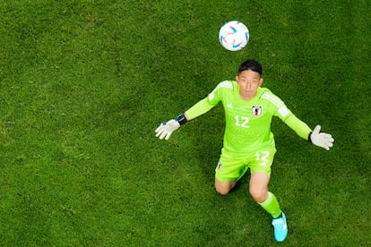 El guardameta de Japón, Shuichi Gonda, observa el balón durante el partido frente a España.