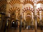 Córdoba/15-09-2018: Unas monjas caminan por el interior de la Mezquita Catedral de Córdoba.
FOTO: PACO PUENTES/EL PAIS