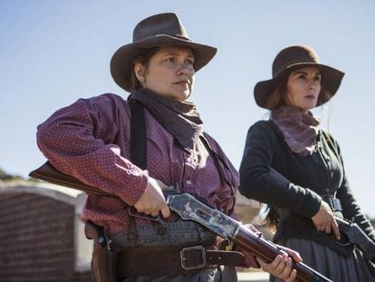 Merritt Wever y Michelle Dockery en 'Godless', la nueva serie de Netflix que ofrece una visión distinta de los 'westerns'.
