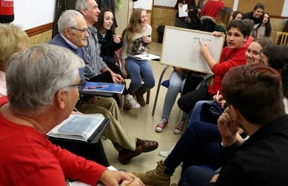 Los alumnos del instituto Luis García Berlanga imparten inglés a los mayores del centro municipal Primavera.