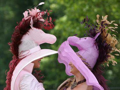 Dos mujeres, en el hipódromo de Ascot, donde se ven todo tipo de sombreros.