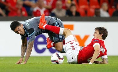 Pablo Hernández y Benito Raman se enredan durante un lance del partido entre Standard y Celta.