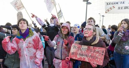 Protestas ante el edificio donde se firmó el acuerdo, este domingo en Bruselas.