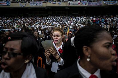 Un coro católico entona cánticos durante la inauguración, el pasado domingo, del nuevo arzobispado de Kinsasa (República Democrática del Congo).