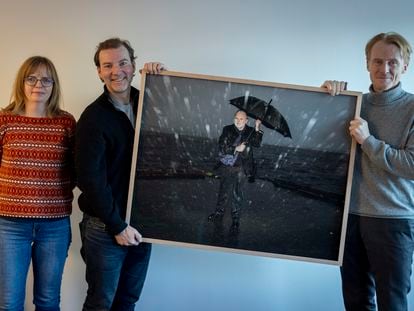 Desde la izquierda, Cecilie Seiness, Håkon Kolmannskog y Edmund Austigard, de la editorial Samlaget, especializada en la lengua nynorsk y editora de la obra del premio Nobel Jon Fosse, en la sede de la empresa en Oslo con un retrato del autor.