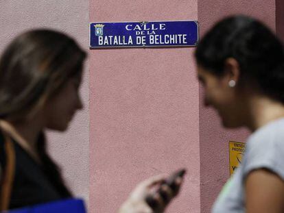 Dos mujeres, en la calle de la Batalla de Belchite, en Madrid