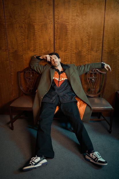 El actor Adrien Brody vestido de la colección ‘pre-fall’ de Versace.