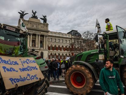La manifestación de tractores por las carreteras de Madrid, en imágenes