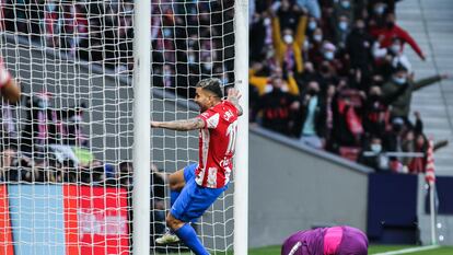 Correa empuja su segundo gol en el Atlético-Rayo Vallecano disputado este domingo en el Wanda Metropolitano.