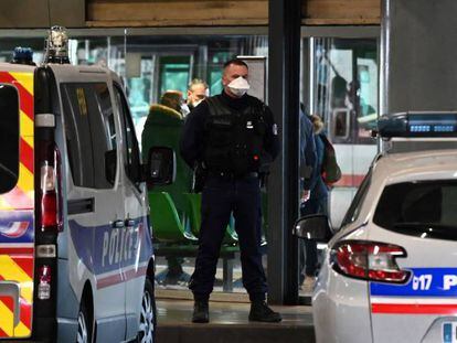 Policías en la estación de Lyon acordonan la zona tras detectarse un caso sospechoso de coronavirus. 