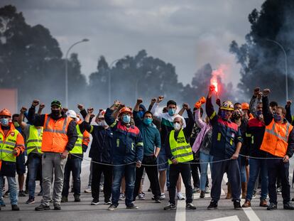 Concentración de trabajadores de Alcoa el 25 de septiembre a la entrada de la planta de la compañía en Cervo (Lugo).