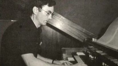 Cesáreo Gabaráin toca el piano en una de las fotografías que acompañaban sus discos de vinilo.