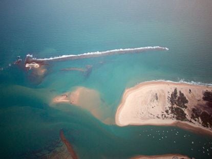 Vista superior con el islote donde se ubican el castillo (a la izquierda) y el caño de Sancti Petri y la punta del Boquerón, donde se plantea ahora que pudiese estar el templo de Hércules.