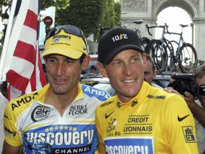 Armstrong junto a Hincapié en el Tour de 2005