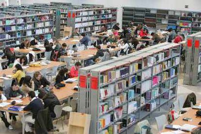 Alumnos en la biblioteca de la Universidad Pablo de Olavide de Sevilla.