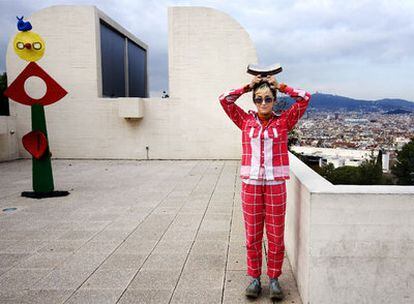 Pipilotti Rist, ayer en la Fundación Miró con el premio que le han concedido.