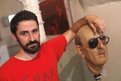 Eugenio Merino posa con su obra 'Punching', que presentó en la muestra organizada en su apoyo por la Plataforma Artistas Antifascistas en un local de Vallecas del 5 al 7 de julio.
