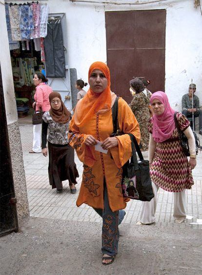 Mujeres marroquíes se disponen a votar, ayer viernes, en un colegio electoral de Rabat.