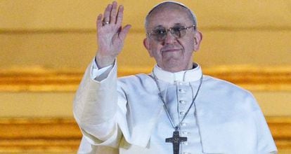 El nuevo Papa, el argentino Jorge Bergoglio, saluda desde el balcón de la basílica de San Pedro.