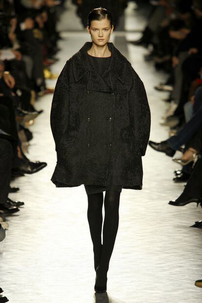 La vida urbana inspira a Pilati la colecci&oacute;n de oto&ntilde;o/invierno 2007-2008, que style.com describir&iacute;a como &ldquo;la primera que clava la esencia de la filosof&iacute;a de Yves Saint Laurent, centrada en moldear las formas y darles un toque contempor&aacute;neo&rdquo;. El volumen, en el caso de los abrigos de aire masculino, se centra en la parte superior del cuerpo potenciando la presencia (y preeminencia) de las piernas. Justo cuando esta colecci&oacute;n llegaba a las tiendas, el dise&ntilde;ador lanz&oacute; la primera edici&oacute;n de &#039;Manifesto&#039;, una publicaci&oacute;n promocional que cada temporada se distribuye en lugares relacionados con la industria de la moda.