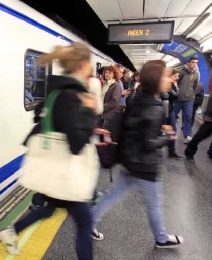 Varios viajeros, en una estación del metro de Madrid.