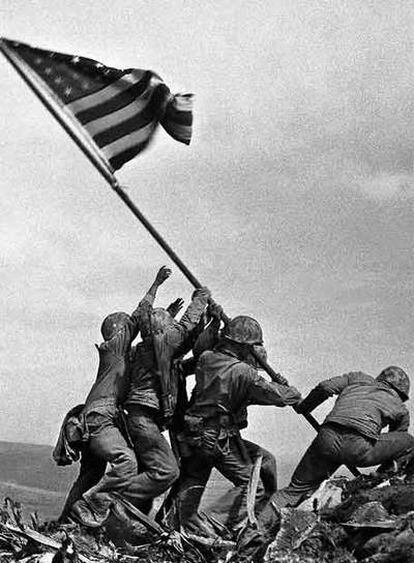 Soldados de EE UU levantan la bandera en Iwo Jima el 23 febrero de 1945.